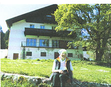 Frau Anna Heigl im Mai 2009 auf dem Reintaler Hof - nach 50 Jahren